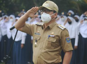 Walikota Metro Wahdi Menjadi Pembina Upacara di SMP Negeri 8 Metro
