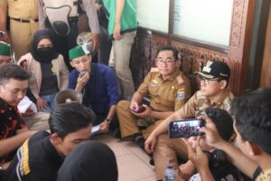 Duduk Lesehan Bersama, Walikota Metro Ajak Mahasiswa Berdialog