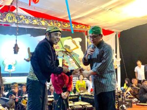 Walikota Metro Hadiri Pentas Tari Rakyat dan Pagelaran Wayang Kulit Dalam Rangka Memeriahkan HUT RI ke-77