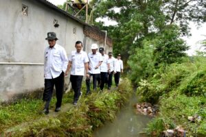 Pemkot Metro Meninjau Aliran Sungai