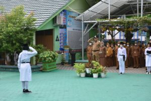 Walikota Metro Beri Pesan kepada Siswa SMPN 2 Metro, saat Menjadi Pembina Upacara