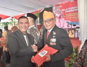 Ramah Tamah Peringati Hari Pahlawan Ke-77, Sudarsono dan Anggota LVRI, DHC Angkatan 45, Warakawuri, PEPABRI dan Purnawirawan Polri Terima Penghargaan Dari Walikota Metro