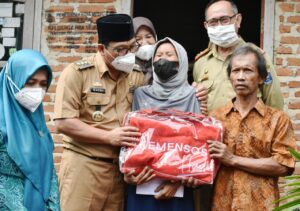 Walikota Metro Beserta Istri Salurkan Bantuan Kepada Korban Kebakaran di Jl. Sumbawa 25-35, Ganjar Asri