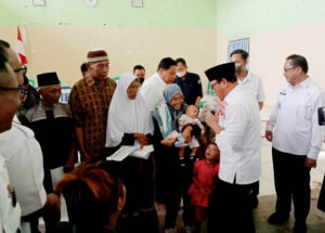 <strong>Wahdi Serahkan Bantuan Warga Dampak TPAS, Sekaligus Meninjau TPAS Karangrejo</strong>