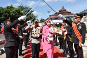 Penyambutan Kapolres Kota Metro, Dengan Upacara Pedang Pora
