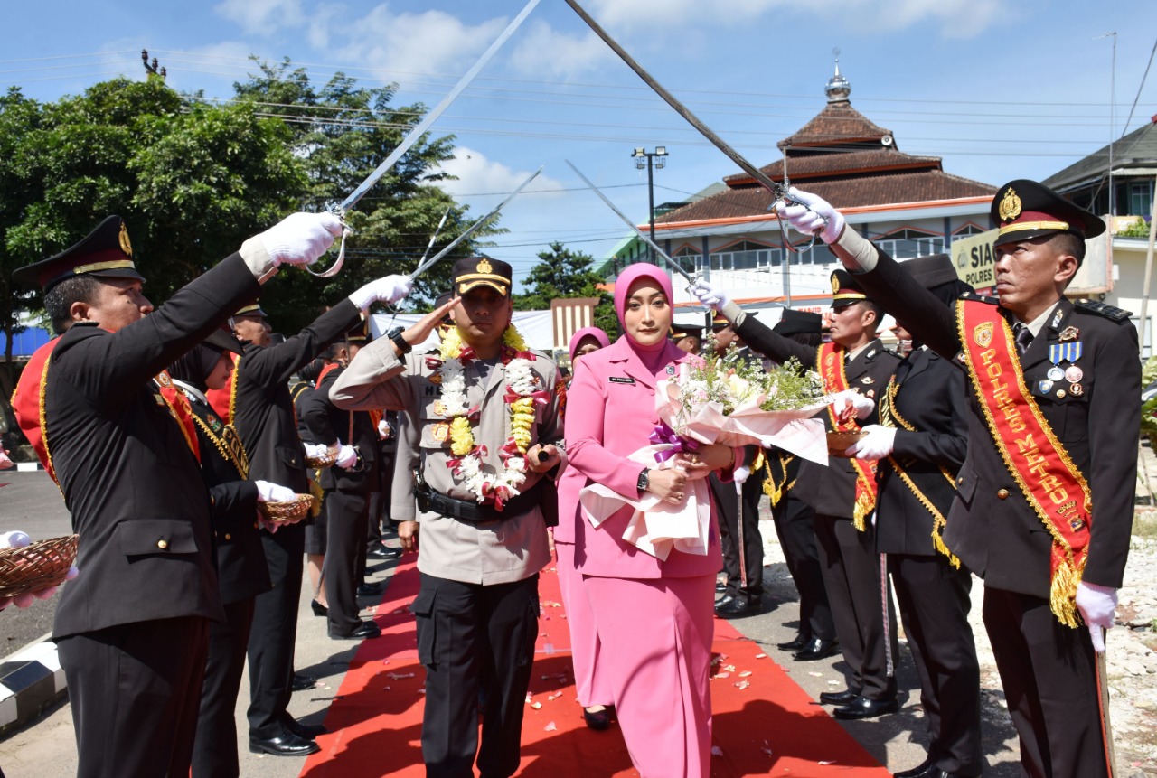 Penyambutan Kapolres Kota Metro, Dengan Upacara Pedang Pora