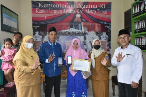 Pasangan Hadi Pawitno dan Faruli Hidayati Ikuti Fasilitas Nikah di KUA