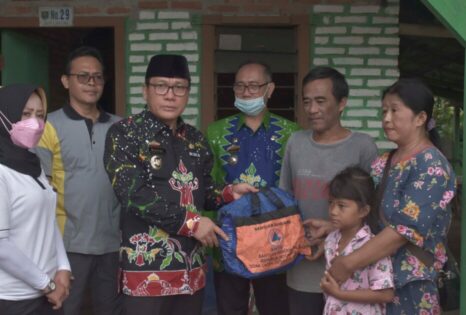 Wahdi kunjungi dan santuni korban rumah tersambar petir warga Yosodadi