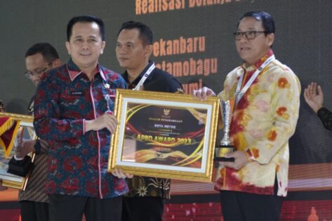 Wahdi Terima Penghargaan APBD Award 2023 dari Kemendagri