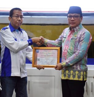 DPC PPWI Kota Metro Serahkan Penghargaan Kepada Walikota