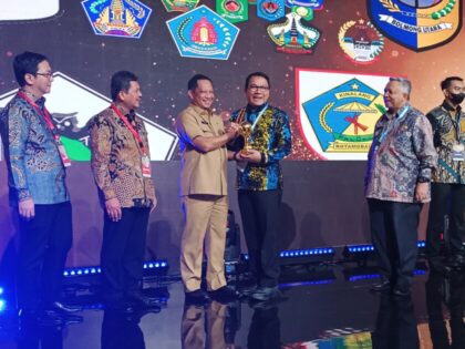 Wahdi Terima Penghargaan UHC Award BPJS RI