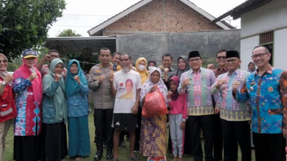 Beri Bantuan Korban Rumah Tertimpa Pohon, Wahdi Minta Masyarakat Harus Selalu Bergotong-royong