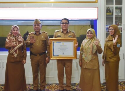 Pemkot Metro menerima penghargaan dari ANRI