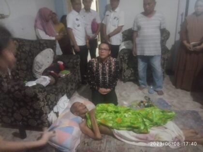 Wahdi Kunjungi Pasutri Lansia yang Sakit Parah