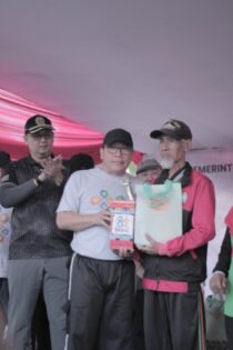 Ratusan Warga Metro Hadiri Senam Lansia dan Jalan Sehat