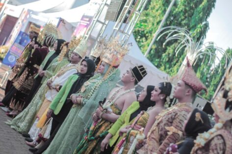 Peragaan Baju Adat Nusantara Meriahkan Festival Putri Nuban