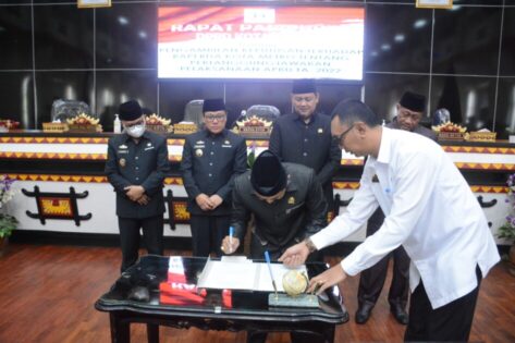 Wahdi Hadiri Rapat Paripurna Raperda Pertanggungjawaban APBD Tahun 2022