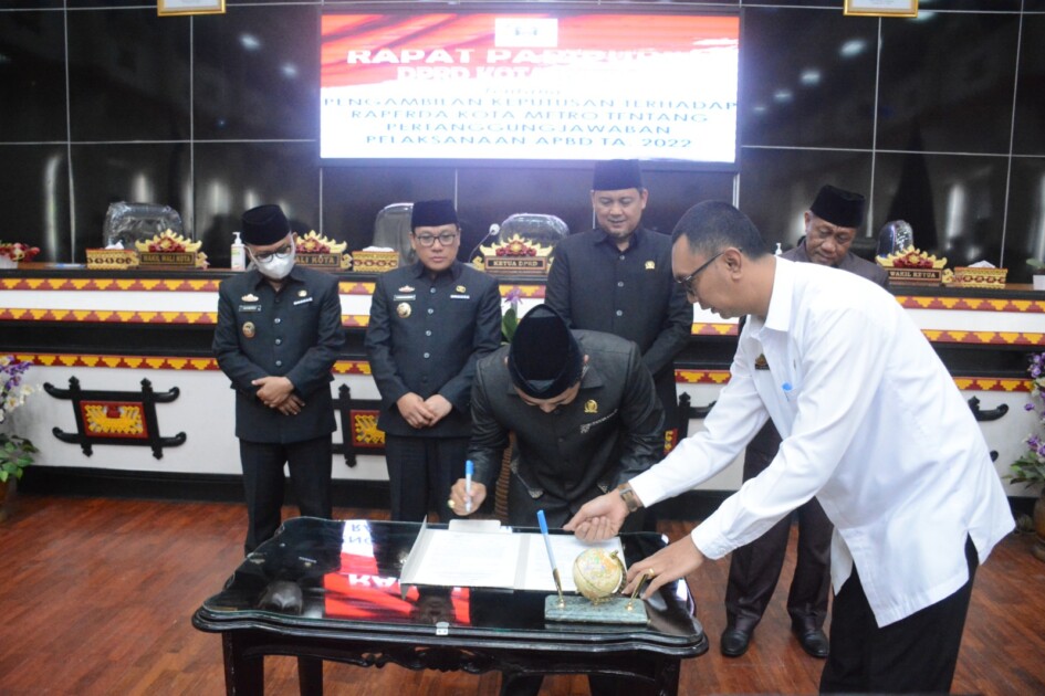 Wahdi Hadiri Rapat Paripurna Raperda Pertanggungjawaban APBD Tahun 2022