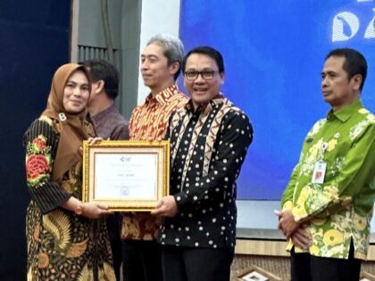 Wahdi Terima Penghargaan dari Kemenkes di Hari Tanpa Tembakau Sedunia 2023