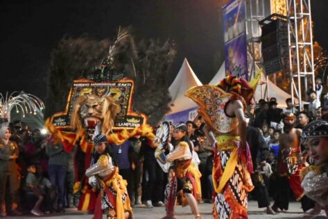 Masyarakat Kota Metro Padati Lapangan Samber, Saat Reog Ponorogo Tampil di Panggung Utama Festival Putri Nuban 2023