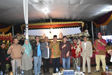 Wahdi Hadiri Pentas Wayang Kulit di Purosari