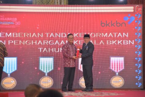 Walikota Metro Terima Penghargaan dari Kepala BKKBN RI