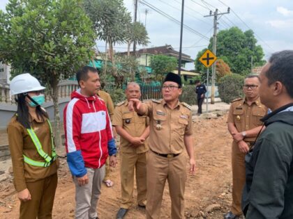 Awasi Perbaikan Sejumlah Ruas Jalan oleh Rekanan Wahdi Terjun Langsung