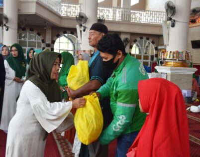 Majelis Taklim Masjid Taqwa Bagikan 700 Sembako Peringati Maulid Nabi Muhammad