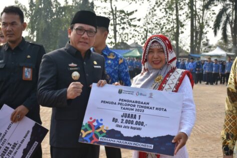 Upacara Peringatan Sumpah Pemuda ke 95, Wahdi Beri Penghargaan ke 3 Pemuda Pelopor Kota Metro