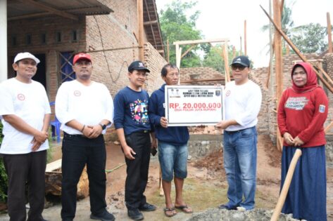 Wali Kota Metro di Dampingi Kadis Perkim, Menyerahkan Bantuan Bedah Rumah