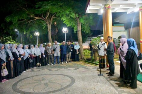 Qomaru Minta Doa Saat Melepas Keberangkatan Wisata Rohani Majelis