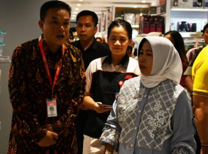 Staf Ahli, AC Yuliwati Hadiri Peresmian Toko Peralatan Rumah Tangga