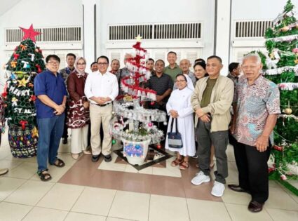 Wahdi Apresiasi Pohon Natal Gereja Hari Kudus dari Limba Rumah Tangga