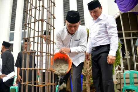 Wahdi dan Qomaru Letakkan Batu Pertama Tempat Wudhu Masjid Nurul Huda
