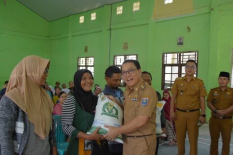 Wahdi Salurkan Bantuan Beras kepada KPM di Metro Selatan