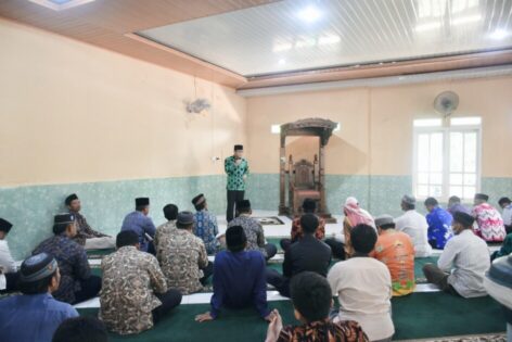 Wahdi Beri Bantuan Saat Solat Jumat di Masjid Babul Jannah, Rejomulyo