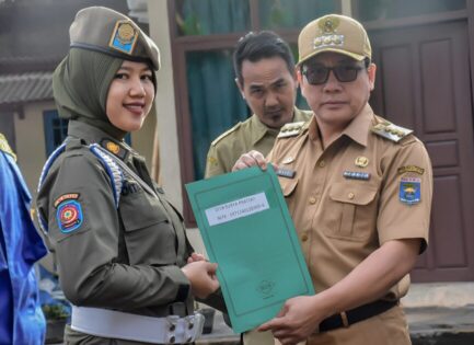 Serahkan SK Tenaga Kontrak dan 2 Unit Sepeda Patroli Trantibum, Wahdi Harap Ini
