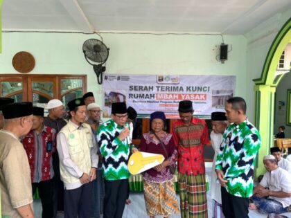 Walikota Metro Bersama Lazismu Serahkan Bantuan Bedah Rumah