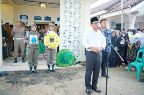 Wahdi Lepas Jenazah Hj. Asih Kusminah, Isteri Wakil Walikota Metro