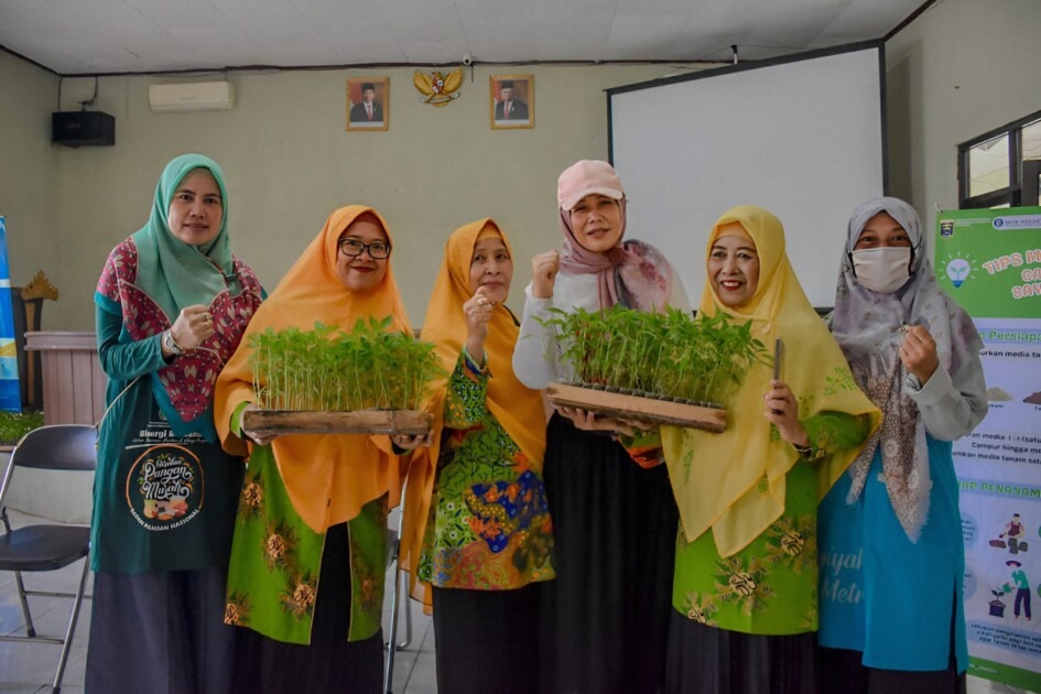 Monitoring Pasar Tani Agro Ceria, Ketua TP-PKK Metro Bagikan 2.300 Bibit Cabai ke Masyarakat