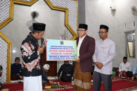 dr. Wahdi Salurkan Bantuan Rp 15 Juta saat Safari Ramadan di Masjid Hidayatul Iman Karang Rejo