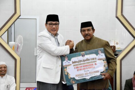 dr. Wahdi Serahkan Bantuan di Masjid Ar Rahmah Ganjar Agung saat Safari Ramadan