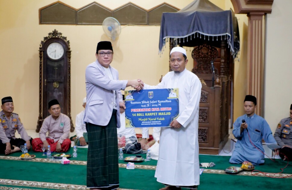 Safari Ramadan di Masjid Nurul Falah, dr. Wahdi Serahkan Bantuan 14 Rol Karpet