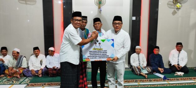Wahdi – Qomaru Serahkan Bantuan 15 Juta Untuk Pembangunan Mushola Al- Kautsar, Tejosari