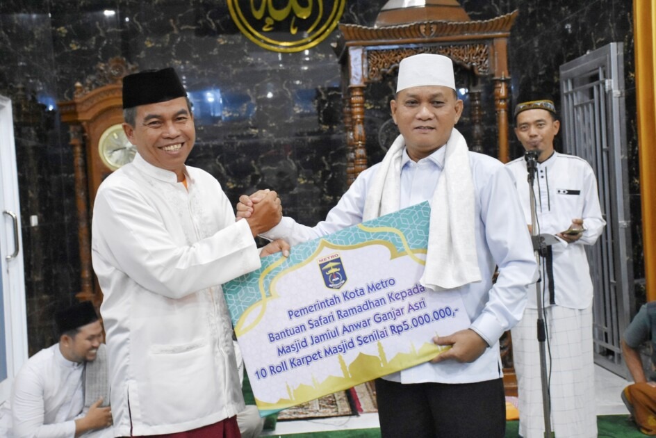 Wakil Walikota Metro Serahkan Bantuan 10 Roll Karpet di Masjid Jamiul Anwar, Ganjar Agung