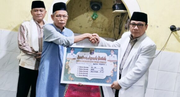 Wahdi Jalin Silaturahmi Sekaligus Menyerahkan Bantuan di Mushola Baitul Mukmin