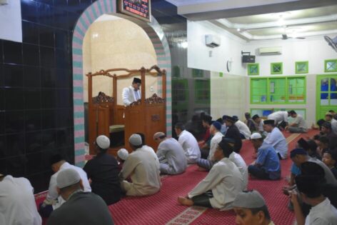 Solat Subuh dan Jadi Penceramah, Wahdi Sapa Masyarakat Masjid Al- Hikmah