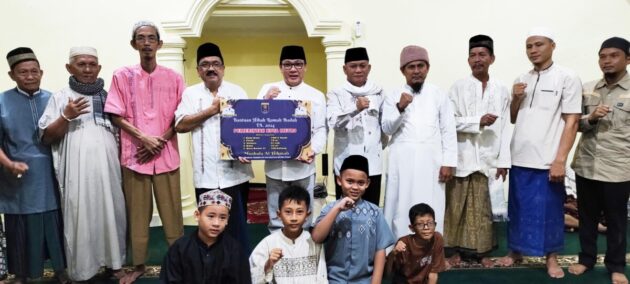 Solat Subuh, Wahdi Serahkan Bantuan Material ke Masjid Al-Hikmah Yosomulyo