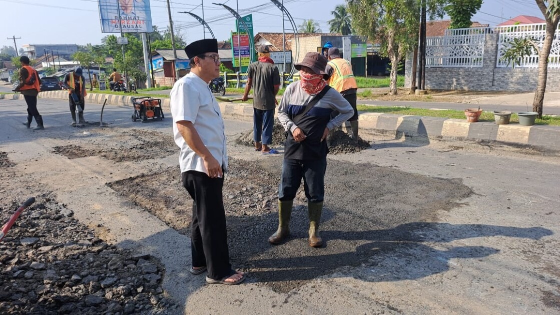 Pastikan Arus Mudik Lancar, Wahdi Tinjau Langsung Pekerjaan Pemeliharaan Jalan