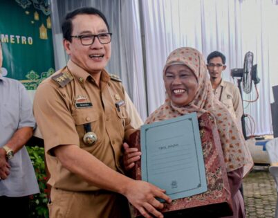 Capai Target dan Sudah Lebih 10 Tahun Mengabdi, Wahdi Serahkan Umroh Gratis Ke 2 Pegawai RS Islam Metro